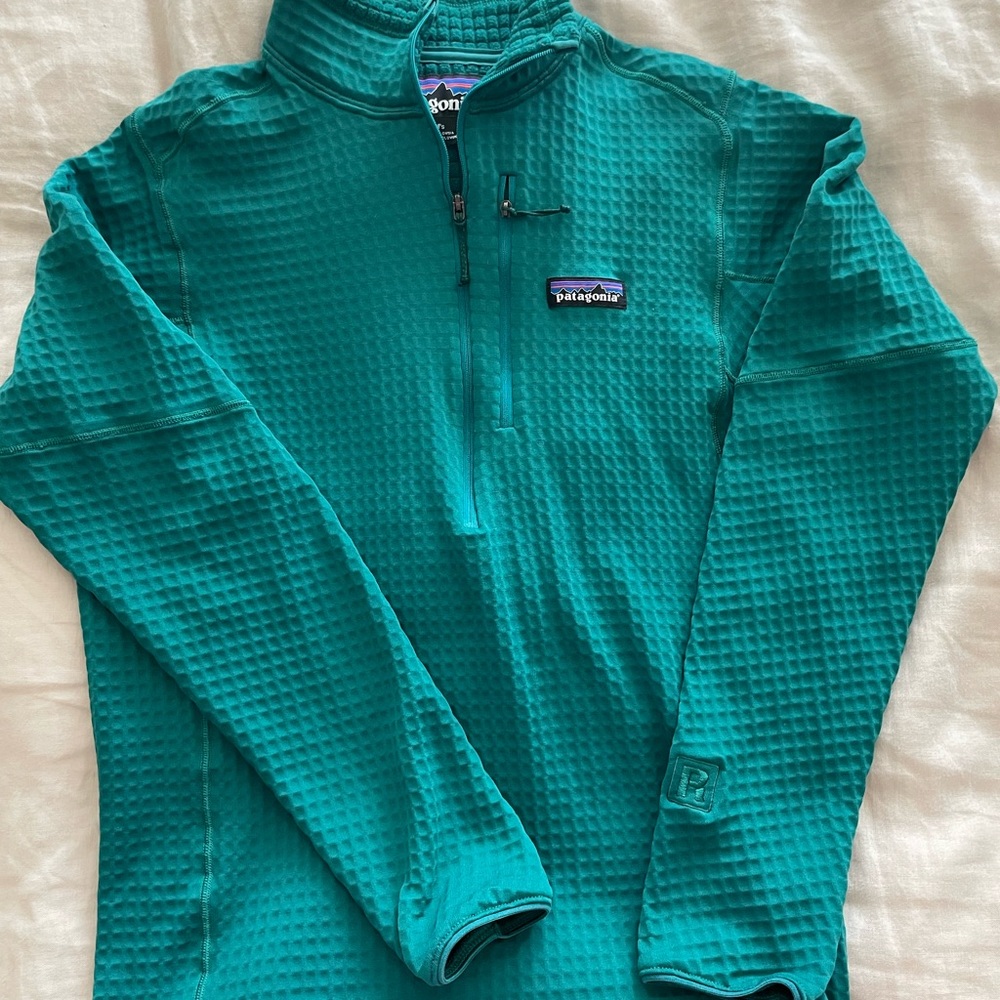Patagonia men’s R1 pullover